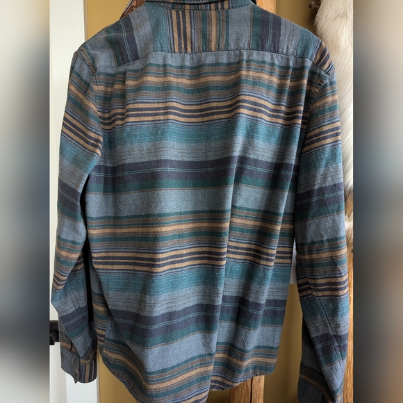 Like New, Fall Creek Men's Shirt, Size Large, Beautiful Colors! - Picture 2 of 6